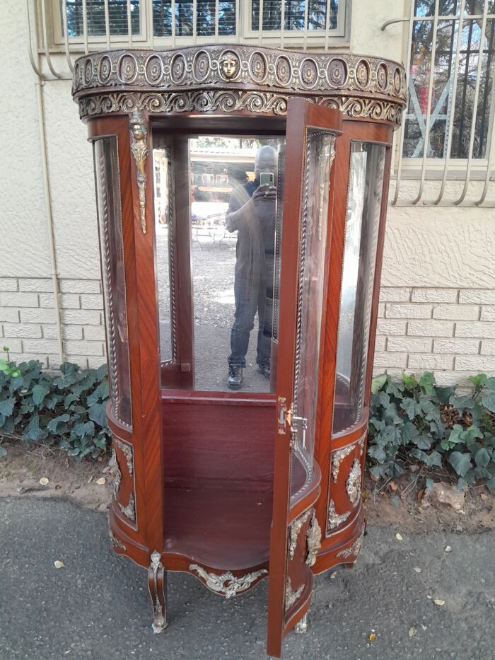 An Antique 20th Century French Ornate Style Mahogany Vitrine with Metal Mounts - Image 6