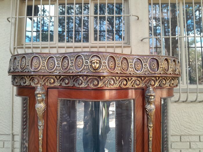 An Antique 20th Century French Ornate Style Mahogany Vitrine with Metal Mounts - Image 7