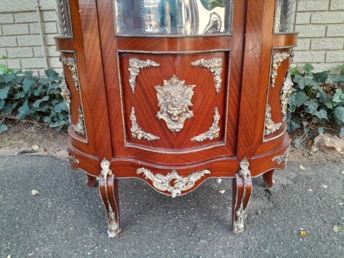 An Antique 20th Century French Ornate Style Mahogany Vitrine with Metal Mounts - Image 8