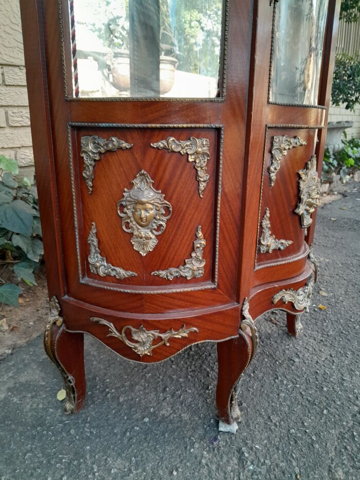 An Antique 20th Century French Ornate Style Mahogany Vitrine with Metal Mounts - Image 9