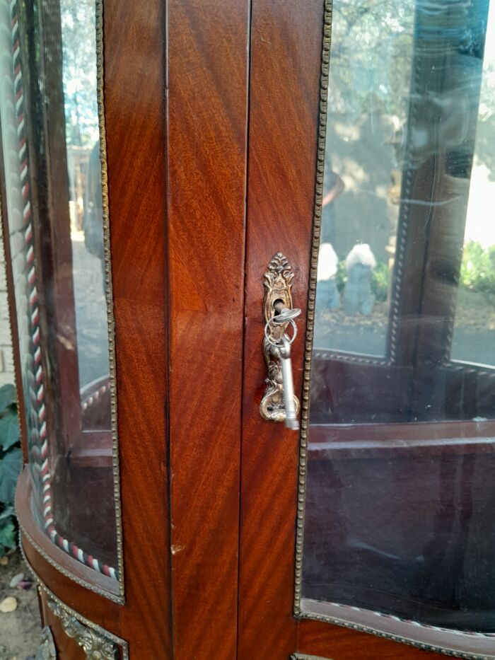 An Antique 20th Century French Ornate Style Mahogany Vitrine with Metal Mounts - Image 10