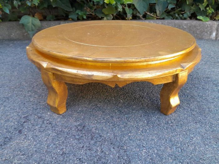 A Hand Gilded Pair Of Carved Wooden Foot Stools / Tuffets Upholstered In Deep Buttoned Leather  - Image 4