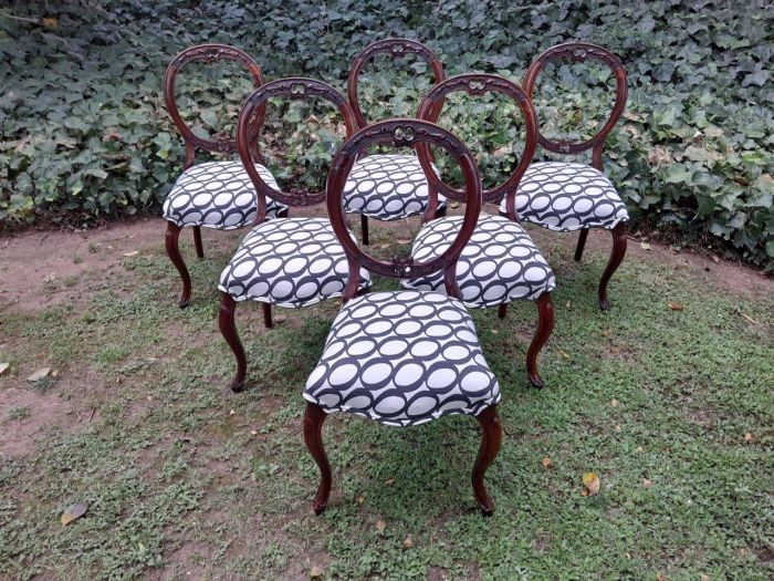 An Antique Victorian Walnut Set of Six Ornately Carved Chairs - Image 2