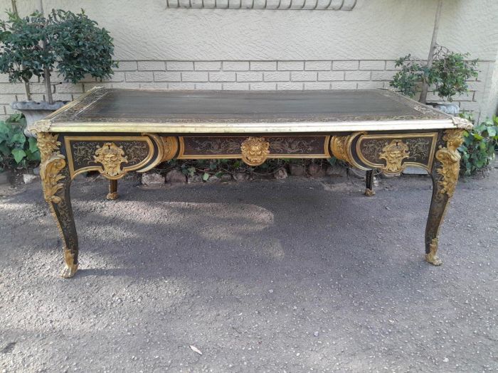 An Exceptional and Rare  20th Century French Style Boulle Bureau Platt / Desk / Writing Table with Black Tooled and Inlaid Border with Brass Mounts of large Proportions and Very Heavy - Image 2