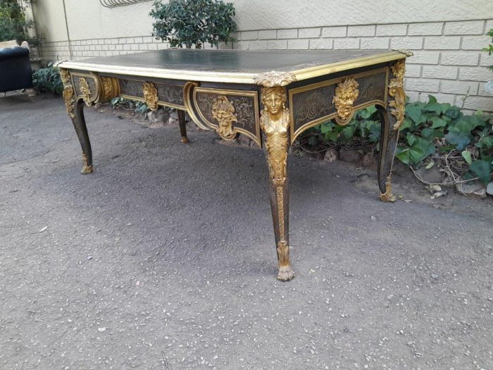 An Exceptional and Rare  20th Century French Style Boulle Bureau Platt / Desk / Writing Table with Black Tooled and Inlaid Border with Brass Mounts of large Proportions and Very Heavy - Image 3