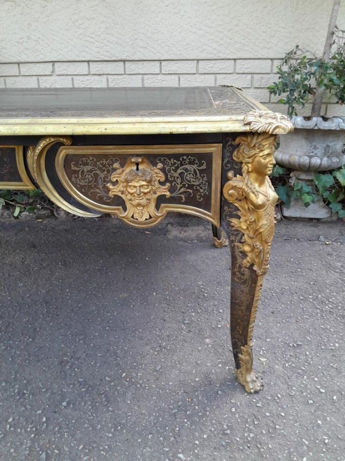 An Exceptional and Rare  20th Century French Style Boulle Bureau Platt / Desk / Writing Table with Black Tooled and Inlaid Border with Brass Mounts of large Proportions and Very Heavy - Image 7