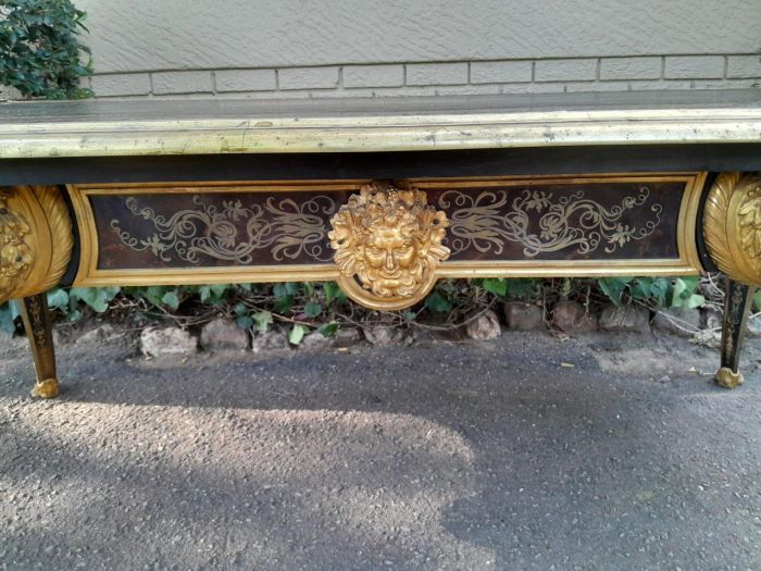 An Exceptional and Rare  20th Century French Style Boulle Bureau Platt / Desk / Writing Table with Black Tooled and Inlaid Border with Brass Mounts of large Proportions and Very Heavy - Image 8