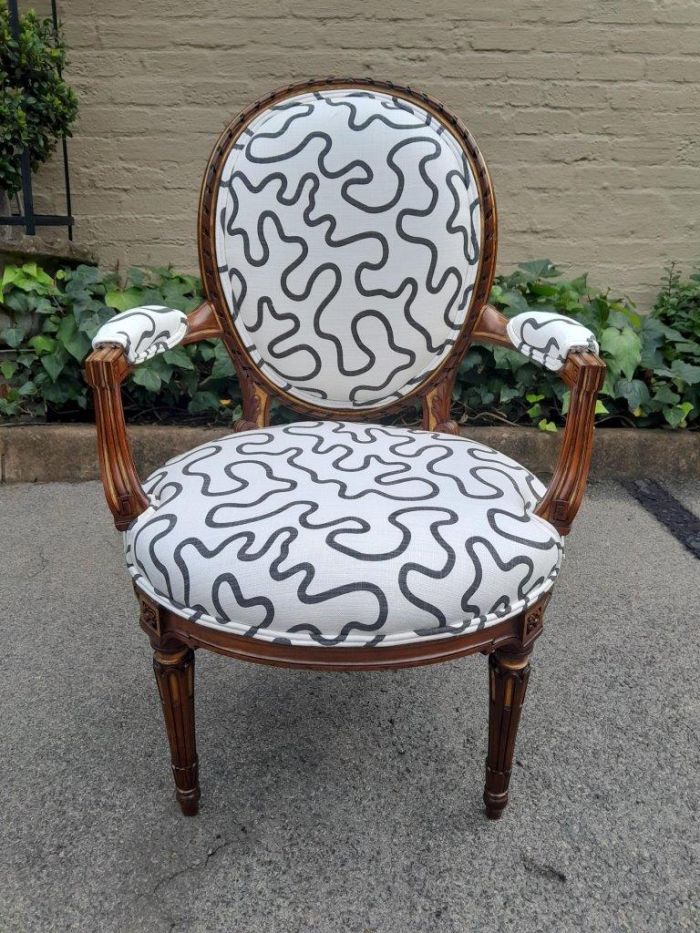 A 20th Century Pair Of French Louis XVI Style Walnut Chairs - Image 5