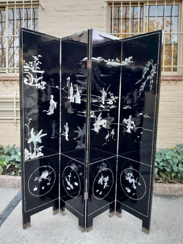An Early 20th Century Chinese Floor Or Wall Screen With Inlaid Mother Of Pearl Figures On One Side And Colourful Flowers On The Other Side - Image 2