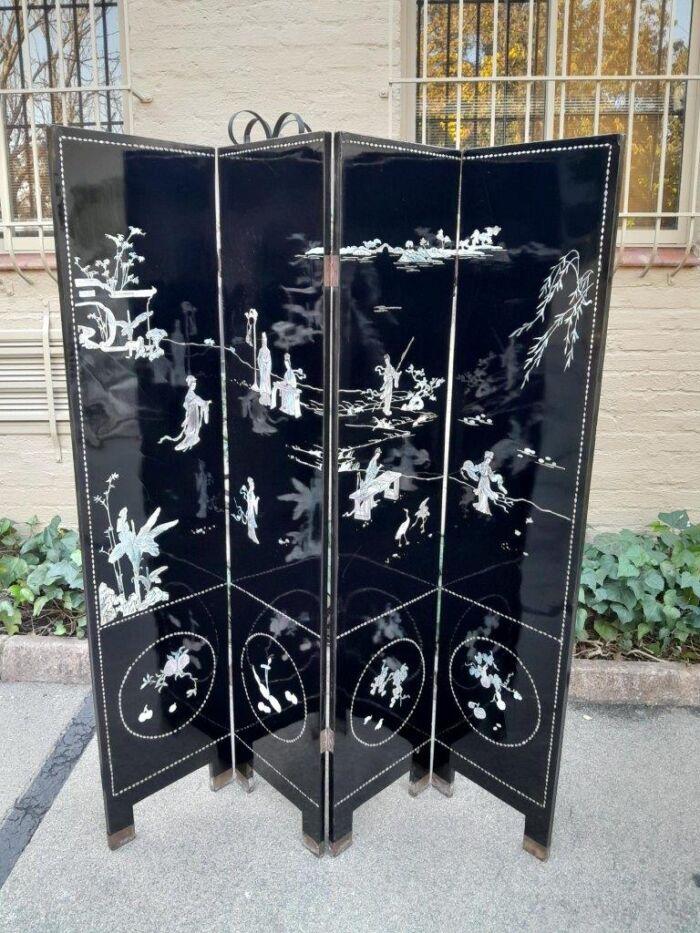 An Early 20th Century Chinese Floor Or Wall Screen With Inlaid Mother Of Pearl Figures On One Side And Colourful Flowers On The Other Side - Image 3
