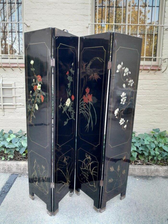 An Early 20th Century Chinese Floor Or Wall Screen With Inlaid Mother Of Pearl Figures On One Side And Colourful Flowers On The Other Side - Image 7