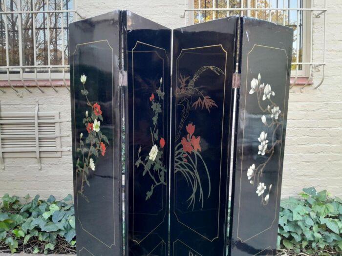 An Early 20th Century Chinese Floor Or Wall Screen With Inlaid Mother Of Pearl Figures On One Side And Colourful Flowers On The Other Side - Image 9