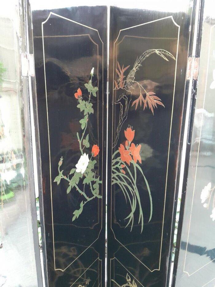 An Early 20th Century Chinese Floor Or Wall Screen With Inlaid Mother Of Pearl Figures On One Side And Colourful Flowers On The Other Side - Image 10