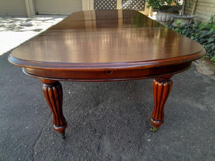 An Antique Victorian / Circa 1890s Dining Table With Two Leaves On Castors With A Crank Handle - Image 8