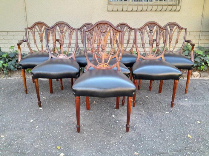 A 20th Century Set Of Eight Hepplewhite Style Dining Chairs With A Pair Of Armchairs / Carvers And Six Dining Chairs - Image 2