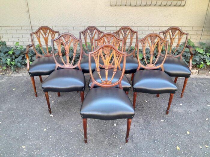 A 20th Century Set Of Eight Hepplewhite Style Dining Chairs With A Pair Of Armchairs / Carvers And Six Dining Chairs - Image 3