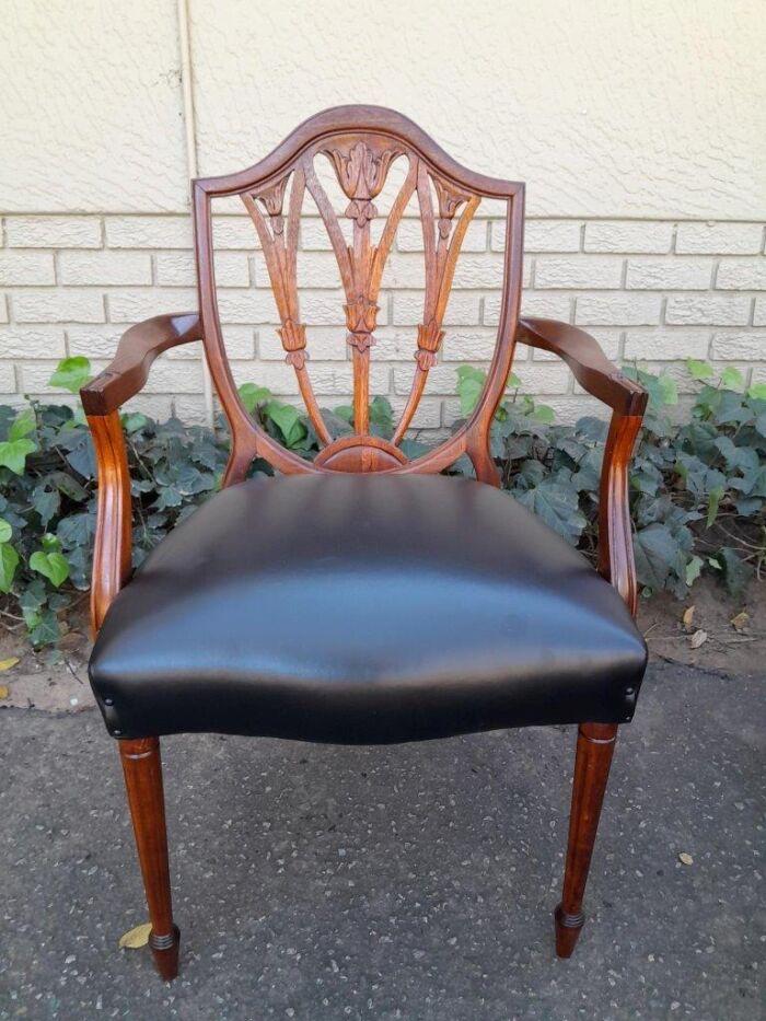 A 20th Century Set Of Eight Hepplewhite Style Dining Chairs With A Pair Of Armchairs / Carvers And Six Dining Chairs - Image 5