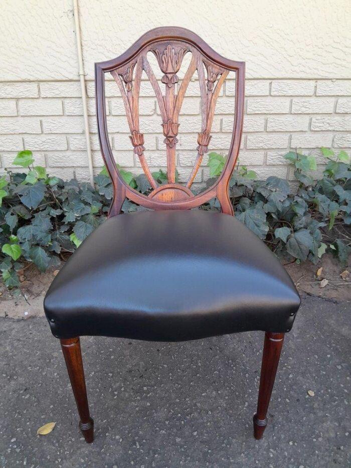 A 20th Century Set Of Eight Hepplewhite Style Dining Chairs With A Pair Of Armchairs / Carvers And Six Dining Chairs - Image 6