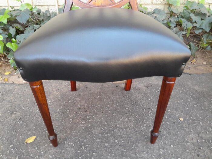 A 20th Century Set Of Eight Hepplewhite Style Dining Chairs With A Pair Of Armchairs / Carvers And Six Dining Chairs - Image 8