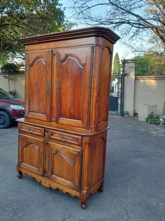 An Antique 18th Century French Louis XV Carved Walnut Buffet Deux Corps / Cabinet / Drinks Cabinet - Image 4