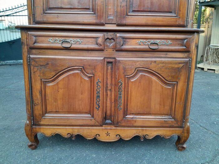 An Antique 18th Century French Louis XV Carved Walnut Buffet Deux Corps / Cabinet / Drinks Cabinet - Image 6