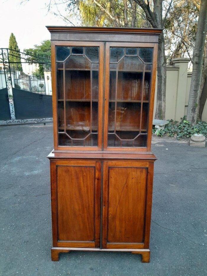 An Antique Early 19th Century Georgian Mahogany Bookcase / Display Case With Glazed Doors With Shelves - Image 2