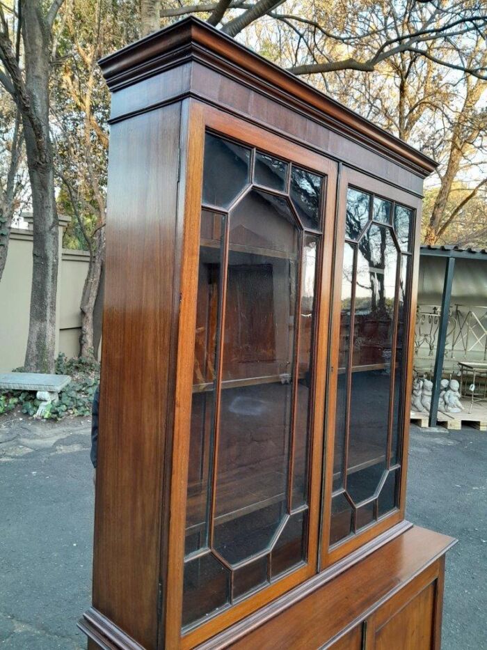 An Antique Early 19th Century Georgian Mahogany Bookcase / Display Case With Glazed Doors With Shelves - Image 5