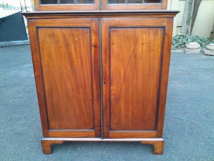An Antique Early 19th Century Georgian Mahogany Bookcase / Display Case With Glazed Doors With Shelves - Image 7