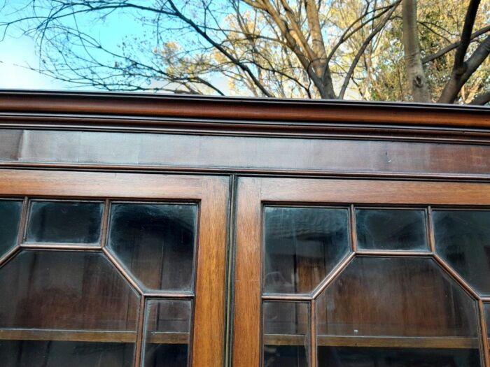 An Antique Early 19th Century Georgian Mahogany Bookcase / Display Case With Glazed Doors With Shelves - Image 10