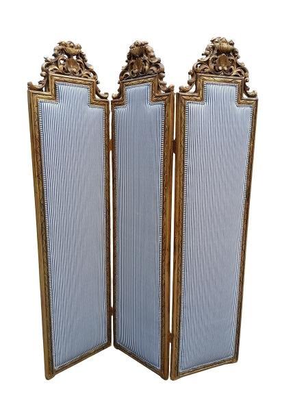 A 20th Century French Style Hand-Gilded  And Ornately Carved Screen