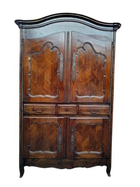 An 18th Century French Louis XV Walnut Buffet À Deux Corps With Shelves And Drawers