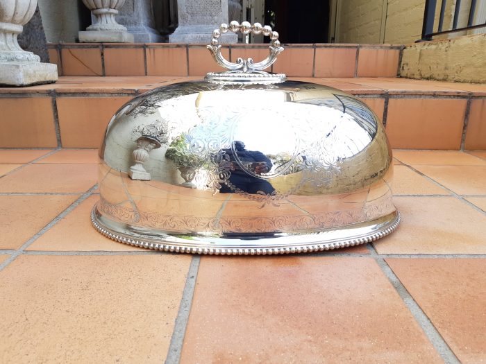 Large oval shaped food dome engraved and with beaded rims and handle - Image 4