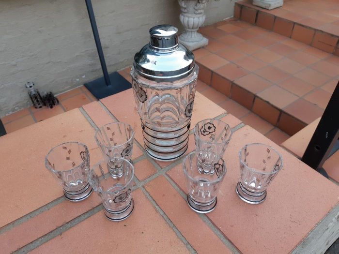An 8-piece Czech Art Deco Crystal Cocktail Set circa 1930s  plus 6 x matching shot glasses(Minor nicks and chip to 2 x glasses) - Image 3