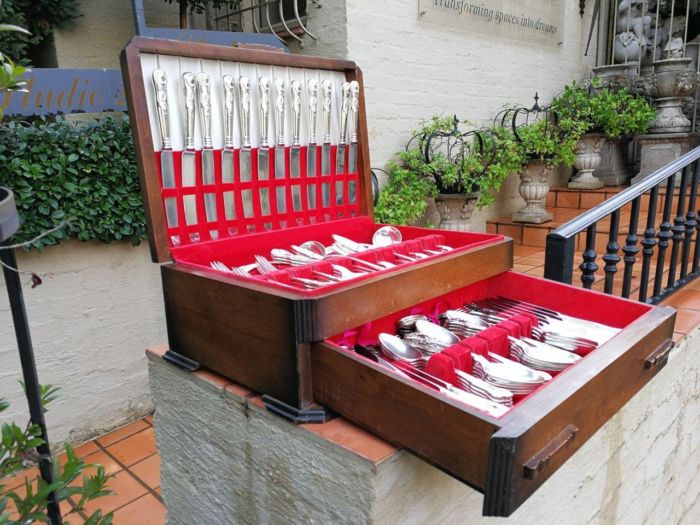 A Canteen of Victorian 12 place Setting Silver Plated Cutlery Set with Kings and Queens Floral & Shell pattern - Image 2