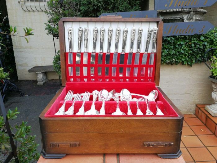 A Canteen of Victorian 12 place Setting Silver Plated Cutlery Set with Kings and Queens Floral & Shell pattern - Image 3