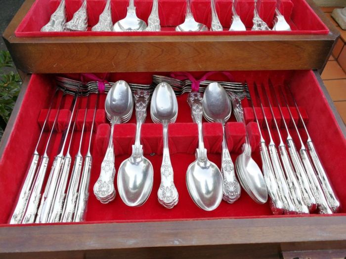 A Canteen of Victorian 12 place Setting Silver Plated Cutlery Set with Kings and Queens Floral & Shell pattern - Image 4