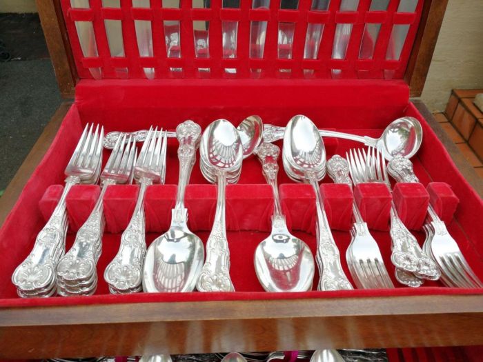 A Canteen of Victorian 12 place Setting Silver Plated Cutlery Set with Kings and Queens Floral & Shell pattern - Image 5
