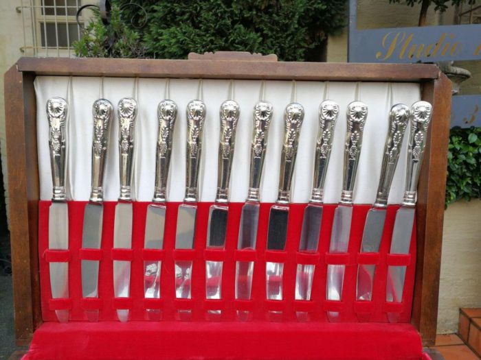 A Canteen of Victorian 12 place Setting Silver Plated Cutlery Set with Kings and Queens Floral & Shell pattern - Image 6