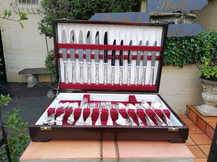 A Sheffield silver plate King's pattern canteen