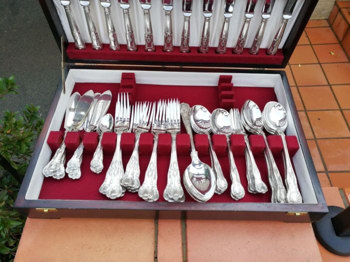 A Sheffield silver plate King's pattern canteen - Image 3