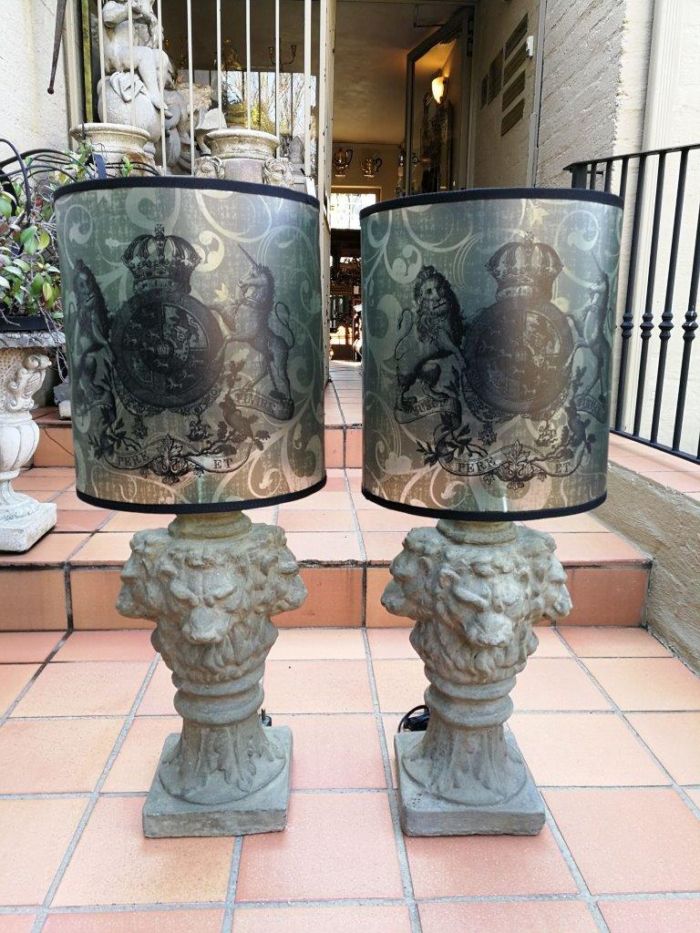 A Hand-made Lampshade with Crown and Lion (excludes lamp) - Image 5