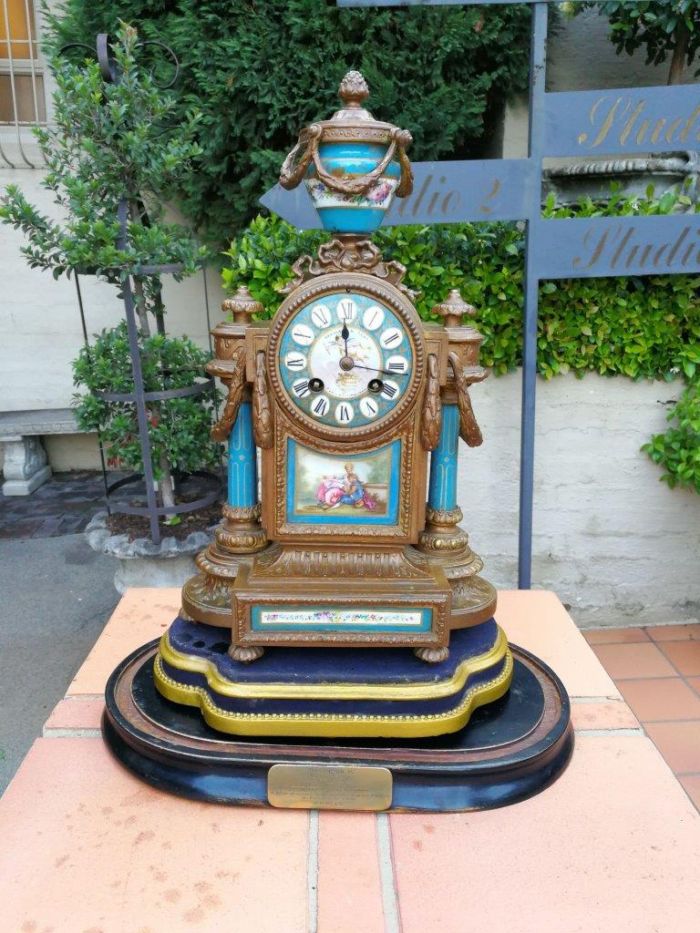 A 19th Century French-style MARSHALL & SONS Edinburgh Gilt Metal and Hand-Painted Ceramic Clock with Roman Numerals Encased in an Imported and Hand Gilded Glass Cloche of Large Proportion - Image 7