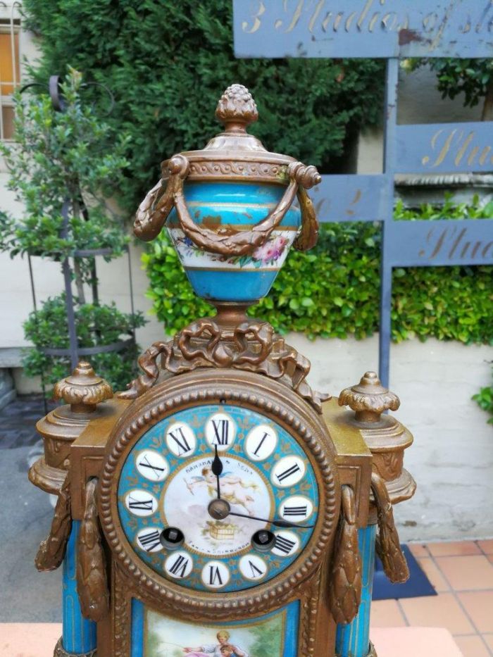 A 19th Century French-style MARSHALL & SONS Edinburgh Gilt Metal and Hand-Painted Ceramic Clock with Roman Numerals Encased in an Imported and Hand Gilded Glass Cloche of Large Proportion - Image 10
