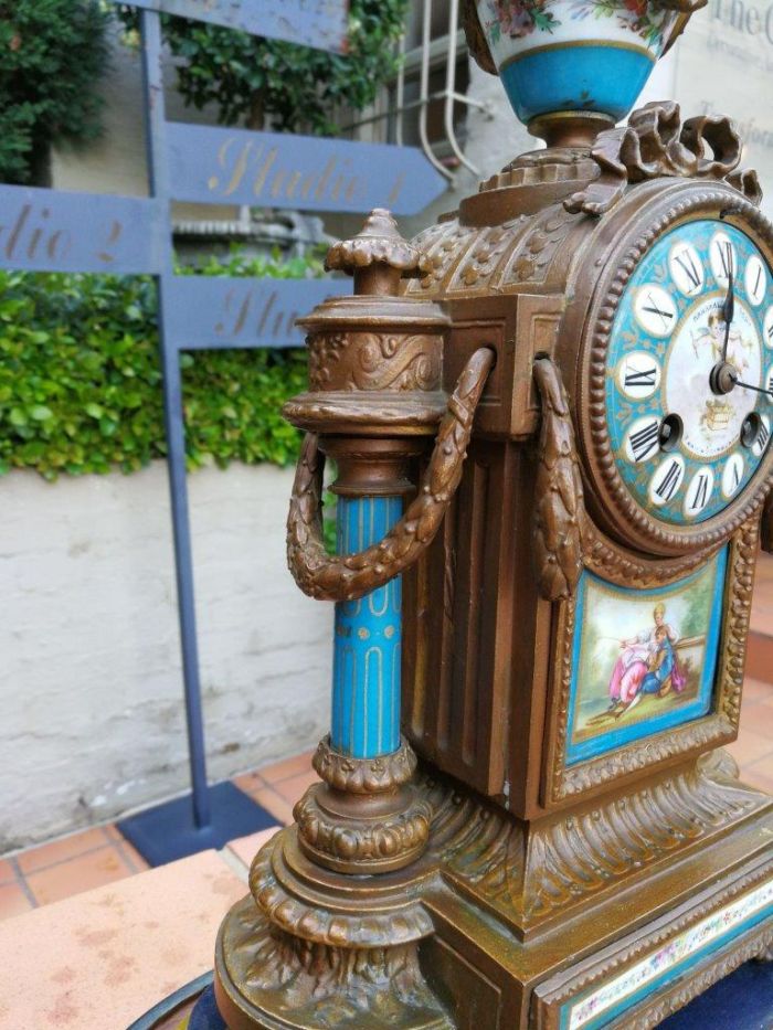 A 19th Century French-style MARSHALL & SONS Edinburgh Gilt Metal and Hand-Painted Ceramic Clock with Roman Numerals Encased in an Imported and Hand Gilded Glass Cloche of Large Proportion - Image 11