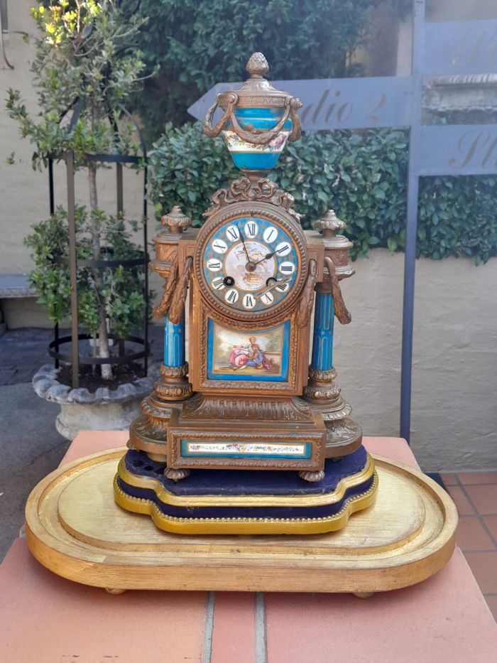 A 19th Century French-style MARSHALL & SONS Edinburgh Gilt Metal and Hand-Painted Ceramic Clock with Roman Numerals Encased in an Imported and Hand Gilded Glass Cloche of Large Proportion - Image 5