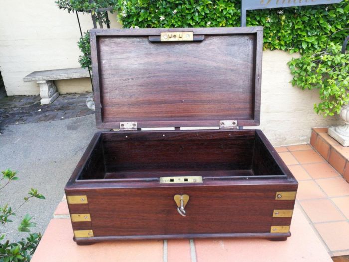 A Mahogany Polished Box With Brass details and Escutcheon and Key - Image 4