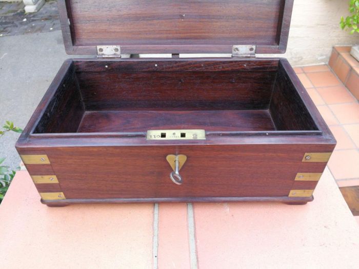 A Mahogany Polished Box With Brass details and Escutcheon and Key - Image 5