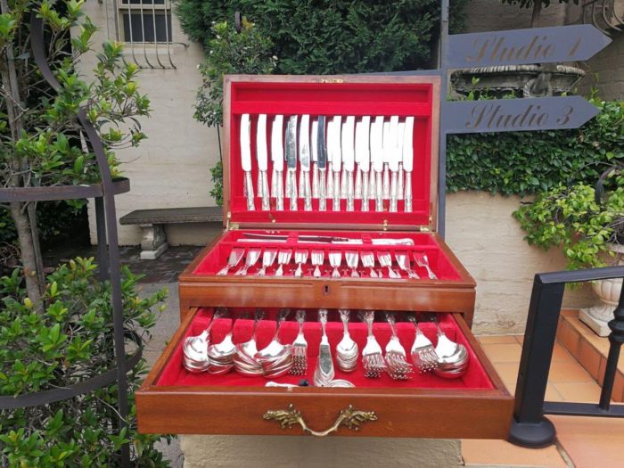 A Comprehensive Cooper Bros Kings Pattern Silver-Plated Twelve Place Cutlery Set In A Canteen - Image 2
