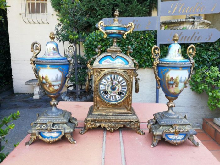A Late 19th Century French Hand-Painted Five Piece Clock Garniture Set - Image 4