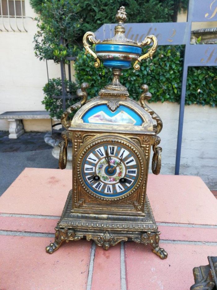 A Late 19th Century French Hand-Painted Five Piece Clock Garniture Set - Image 5